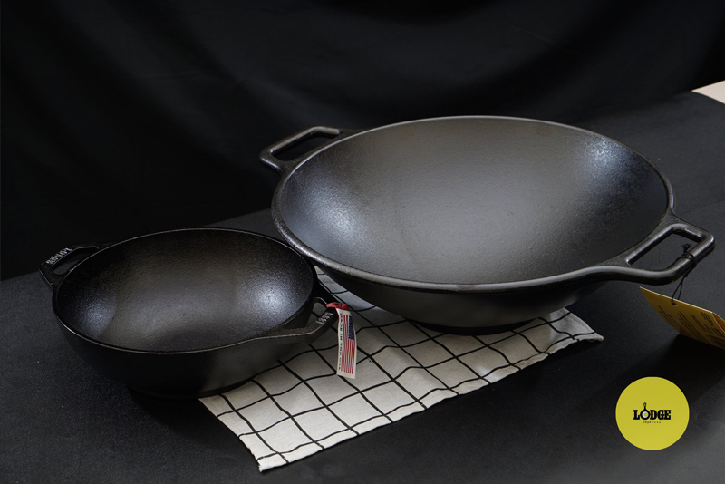 Chảo gang kiểu wok thích hợp nấu các món chiên xào, giúp tiết kiệm tối đa lượng dầu mỡ